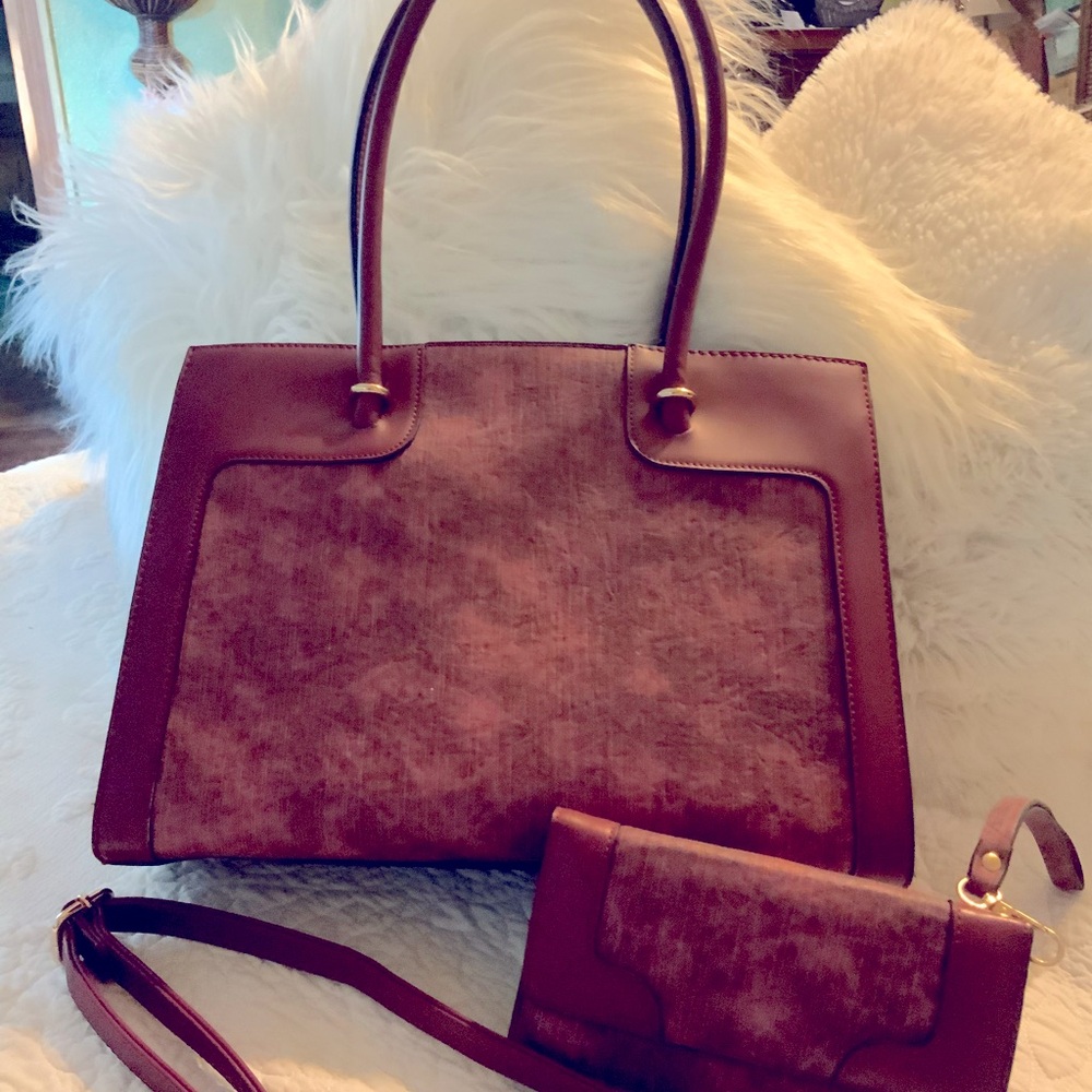 Unknown brand purse and matching wallet in a wine/burgandy color.